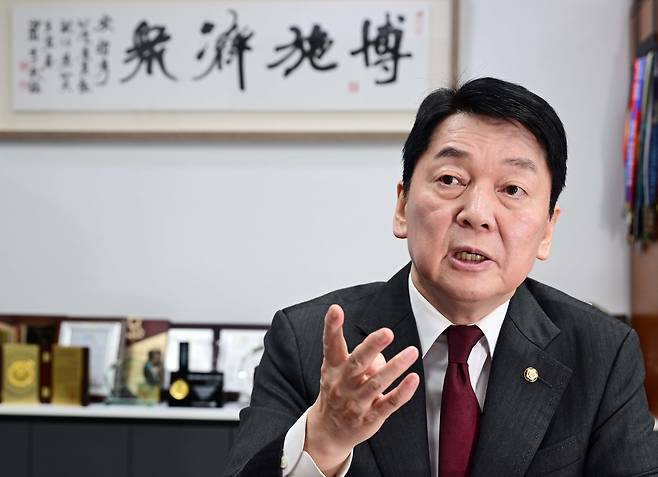 People Power Party Rep. Ahn Cheol-soo speaks with The Korea Herald on Thursday. (Lee Sang-sub/The Korea Herald)