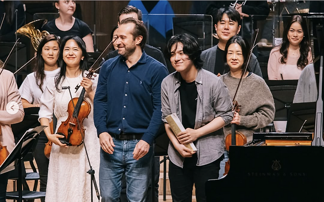 French conductor Fabien Gabel (second from left) and South Korean pianist Lim Yunchan (right) greet the audience at the Tongyeong International Music Festival at the Tongyeong Concert Hall in Tongyeong, South Gyeongsang Province, Friday. (TIMF)