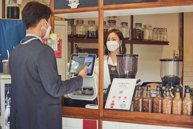 In a typical Korean cafe, conversations between customers and staff are usually limited to the necessary exchange about the order. (Getty Images)
