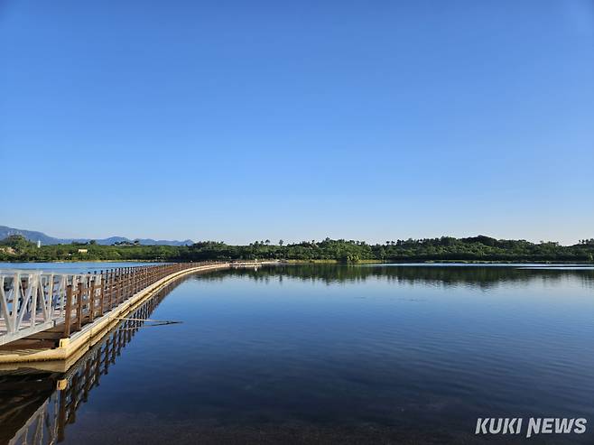 수질오염 문제가 제기되면서 철거 판결이 내려진 영랑호 부교 모습. 조병수
