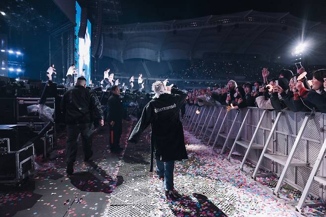 가수 지드래곤이 29일 경기 고양시 대화동 고양종합운동장에서 열린 ‘2025 월드 투어 [위버맨쉬] 인 코리아’에서 무대를 펼치고 있다. 갤럭시코퍼레이션 제공