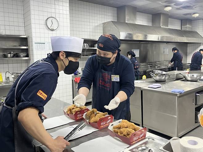 27일 오후 경기 이천시 BBQ 치킨대학에서 교육생들이 치킨을 튀기고 있다.
