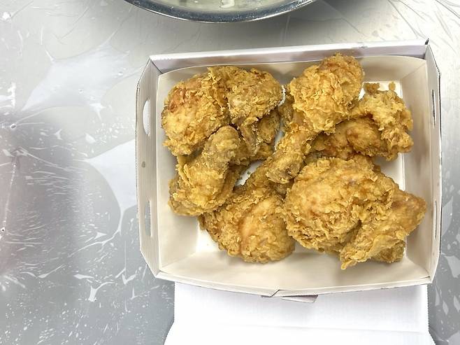 기자가 직접 튀긴 황금올리브치킨.