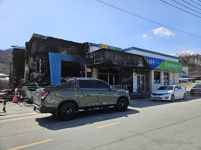 안동시 임하면 소재지의 농협건물이 반쯤 탔다.   김재산 기자