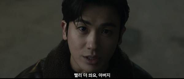 박형식이 ‘보물섬’에서 친부의 총을 맞고도 끝내 아버지를 외치는 비극적 장면으로 안방극장을 충격에 빠트렸다. 사진=‘보물섬’ 캡처