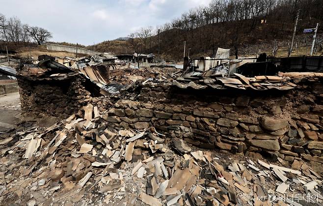 [안동=뉴시스] 이무열 기자 = 29일 경북 안동시 임하면 추목리 한 주택이 산불로 전소돼 있다. 2025.03.29. /사진=이무열