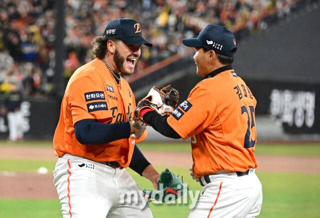 2025년 3월 28일 오후 대전 한화생명 볼파크에서 진행된 '2025 신한 SOL뱅크 KBO 리그' KIA 타이거즈와 한화 이글스의 경기. 한화 선발투수 폰세가 6회초를 마치며 포효하고 있다./마이데일리