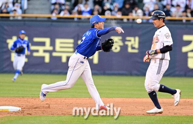 2025년 3월 29일 오후 서울 잠실구장에서 진행된 '2025 신한 SOL뱅크 KBO 리그' 삼성 라이온즈와 두산 베어스의 경기. 삼성 유격수 이재현이 5회말 1사 1루서 두산 김민석의 타구를 병살 처리하고 있다./마이데일리