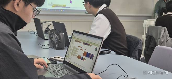당곡고등학교 학생이 앱 개발 프로그램 수업을 듣고 있다. 김용재 기자