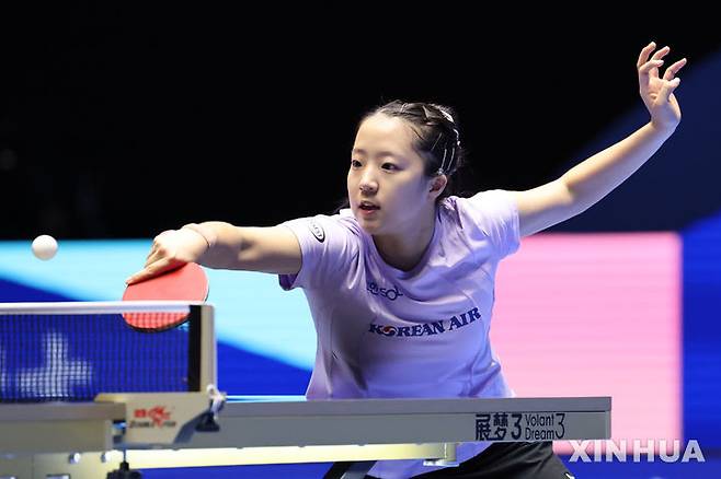 [선전=신화/뉴시스] 신유빈이 22일(현지 시간) 중국 광둥성 선전에서 열린 제34회 국제탁구연맹(ITTF)-아시아탁구연맹(ATTU) 아시안컵 여자 단식 16강전에서 왕이디(중국)와 경기하고 있다. 신유빈은 2-3(6-11 11-8 4-11 11-8 6-11)으로 패해 8강에 오르지 못했다. 2025.02.23.