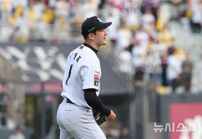 [수원=뉴시스] 김금보 기자 = 9일 경기도 수원케이티위즈파크에서 열린 2024 KBO 포스트시즌 준플레이오프 4차전 LG 트윈스와 kt 위즈의 경기, 7회초 kt 고영표가 이닝을 마치고 기뻐하고 있다. 2024.10.09. kgb@newsis.com