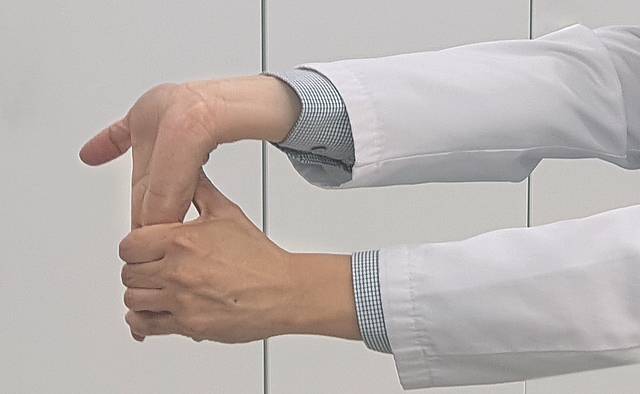 손등이 몸 쪽으로 향하게 손목을 푸는 동작. 첫번째 동작을 응용한다.