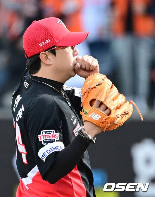 [OSEN=대전, 최규한 기자] 29일 오후 대전 한화생명 볼파크에서 ‘2025 신한 SOL Bank KBO리그’ 한화 이글스와 KIA 타이거즈의 경기가 열렸다.홈팀 한화는 라이언 와이스, 방문팀 KIA는 양현종을 선발로 내세웠다.6회말 KIA 선발 양현종이 투구를 앞두고 손에 입김을 불고 있다. 2025.03.29 / dreamer@osen.co.kr