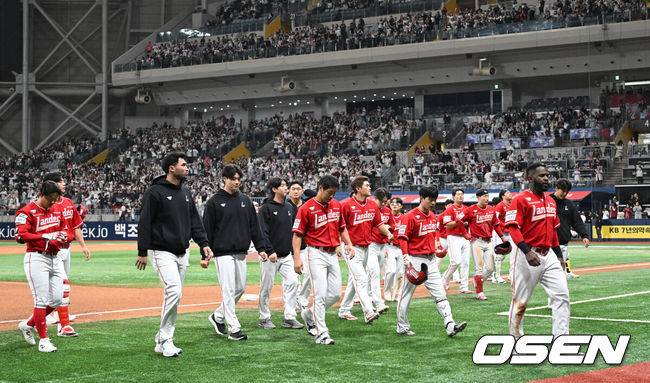 [OSEN=고척, 이대선 기자] 프로야구 키움 히어로즈가 홈런 2방을 화끈하게 터뜨리며 4연승을 질주했다.&nbsp;키움은 29일 서울 고척스카이돔에서 열린 ‘2025 신한은행 SOL Bank KBO리그’ SSG 랜더스와의 경기에서 3-1로 승리하고 4연승을 내달렸다. 주말 3연전 위닝시리즈도 확보했다.&nbsp;경기 종료 후 SSG 선수들이 관중석으로 인사 후 그라운드를 나가고 있다. 2025.03.29 /sunday@osen.co.kr