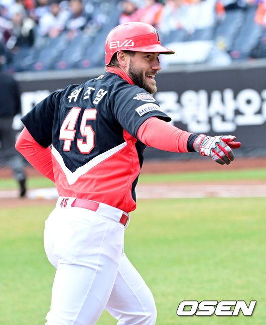 [OSEN=대전, 최규한 기자] 29일 오후 대전 한화생명 볼파크에서 ‘2025 신한 SOL Bank KBO리그’ 한화 이글스와 KIA 타이거즈의 경기가 열렸다.홈팀 한화는 라이언 와이스, 방문팀 KIA는 양현종을 선발로 내세웠다.1회초 2사 주자없는 상황 KIA 위즈덤이 달아나는 좌중간 솔로포를 날리고 그라운드를 돌며 기뻐하고 있다. 최형우에 이어 백투백 홈런. 2025.03.29 / dreamer@osen.co.kr