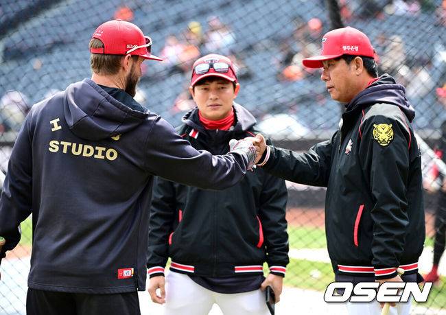 [OSEN=대전, 최규한 기자] 29일 오후 대전 한화생명 볼파크에서 ‘2025 신한 SOL Bank KBO리그’ 한화 이글스와 KIA 타이거즈의 경기가 열린다.홈팀 한화는 라이언 와이스, 방문팀 KIA는 양현종을 선발로 내세운다.경기를 앞두고 KIA 위즈덤과 홍세완 코치가 인사를 나누고 있다. 2025.03.29 / dreamer@osen.co.kr