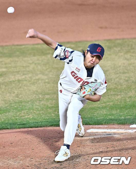 [OSEN=부산, 이석우 기자] 29일 부산 사직야구장에서 2025 신한 SOL 뱅크 KBO 리그 롯데 자이언츠와 KT 위즈의 경기가 열렸다. 홈팀 롯데는 박세웅이 선발로 출전하고, 방문팀 KT는 쿠에바스가 선발로 출전했다.롯데 자이언츠 정철원이 역투하고 있다. 2025.03.29 / foto0307@osen.co.kr