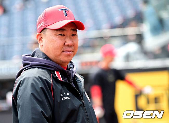 [OSEN=대전, 최규한 기자] 29일 오후 대전 한화생명 볼파크에서 ‘2025 신한 SOL Bank KBO리그’ 한화 이글스와 KIA 타이거즈의 경기가 열린다.홈팀 한화는 라이언 와이스, 방문팀 KIA는 양현종을 선발로 내세운다.경기를 앞두고 KIA 이범호 감독이 선수들의 훈련을 지켜본 뒤 그라운드를 나서고 있다. 2025.03.29 / dreamer@osen.co.kr