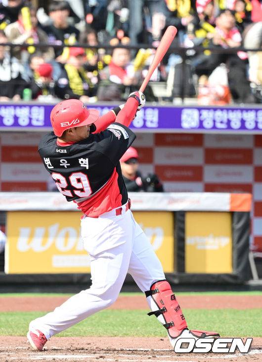 [OSEN=대전, 최규한 기자] 30일 대전한화생명볼파크에서 ‘2025 신한 SOL Bank KBO리그’ 한화 이글스와 KIA 타이거즈의 경기가 열렸다.홈팀 한화는 류현진, 방문팀 KIA는 아담 올러를 선발로 내세웠다.4회초 2사 3루 상황 KIA 변우혁이 동점 1타점 적시타를 날리고 있다. 2025.03.30 / dreamer@osen.co.kr