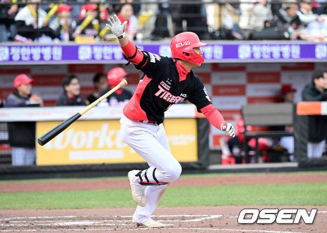 [OSEN=대전, 최규한 기자] 30일 대전한화생명볼파크에서 ‘2025 신한 SOL Bank KBO리그’ 한화 이글스와 KIA 타이거즈의 경기가 열렸다.홈팀 한화는 류현진, 방문팀 KIA는 아담 올러를 선발로 내세웠다.7회초 1사 2루 상황 KIA 김규성이 달아나는 1타점 2루타를 날리고 있다. 2025.03.30 / dreamer@osen.co.kr