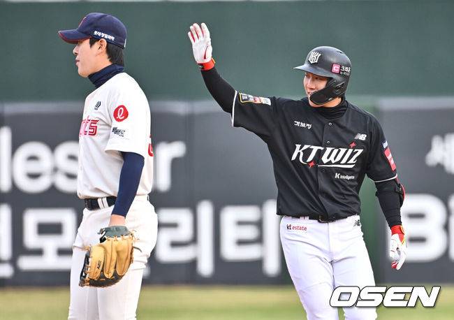 [OSEN=부산, 이석우 기자] 30일 부산 사직야구장에서 2025 신한 SOL 뱅크 KBO 리그 롯데 자이언츠와 KT 위즈의 경기가 열렸다. 홈팀 롯데는 데이비슨이 선발로 출전하고, 방문팀 KT는 고영표가 선발로 출전했다.KT 위즈 오윤석이 7회초 1사 1,2루 우중간 동점 2타점 2루타를 치고 세리머니를 하고 있다. 2025.03.30 / foto0307@osen.co.kr