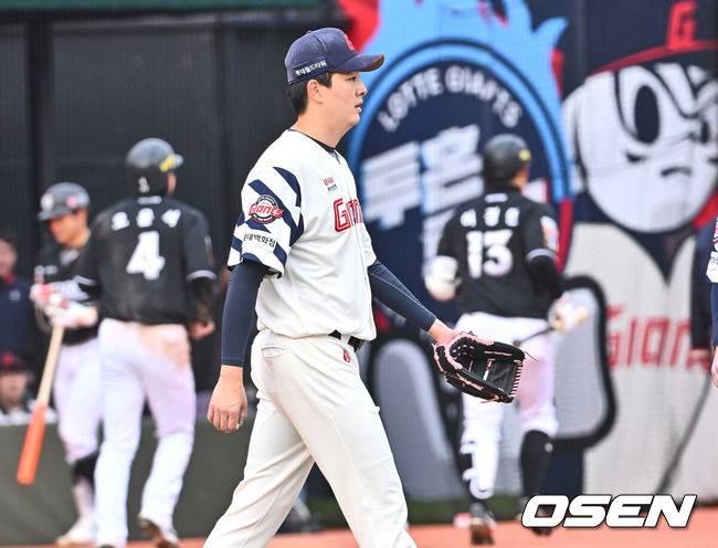 [OSEN=부산, 이석우 기자] 30일 부산 사직야구장에서 2025 신한 SOL 뱅크 KBO 리그 롯데 자이언츠와 KT 위즈의 경기가 열렸다. 홈팀 롯데는 데이비슨이 선발로 출전하고, 방문팀 KT는 고영표가 선발로 출전했다.롯데 자이언츠 김원중이 연장 11회초 1사 만루 KT 위즈 허경민의 좌익수 희생플라이 때 역전을 허용하고 아쉬워하고 있다. 2025.03.30 / foto0307@osen.co.kr