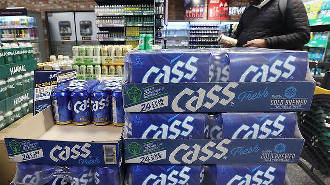 서울의 한 대형마트에 진열된 맥주