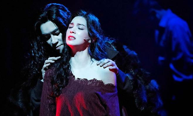 뮤지컬 ‘지킬앤하이드’에서 신성록과 린아가 하이드와 루시의 이중창 ‘나도 몰랐던 나’를 부르고 있다. 이상주의자였던 지킬과 악의 화신 하이드, 극단적인 두 자아의 충돌 속에서 무대는 인간 본성과 욕망, 파멸로 향하는 운명을 극적으로 펼쳐낸다. 오디컴퍼니 제공