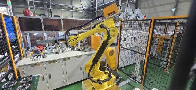 경북 칠곡에 있는 자동차부품기업 화신정공의 생산라인에 배치된 6축 다관절 로봇이 공정작업을 하고 있다.박우인 기자