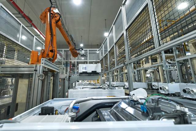 27일 경기도 평택시 경동나비엔 에코허브(서탄공장) 가스조립동에 설치된 로봇이 부품이 조립된 보일러의 사진을 찍어 정상 제품의 사진과 비교하고 있다.사진제공=경동나비엔