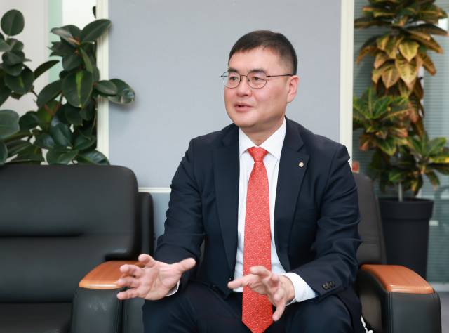 최용훈 한국은행 금융시장국장이 26일 자신의 집무실에서 서울경제신문과 인터뷰하고 있다. 사진 제공=한국은행