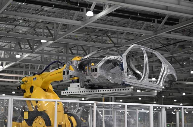 미국 조지아주 엘라벨에 위치한 현대차그룹 메타플랜트 아메리카(HMGMA) 차체 공장에서 거대한 로봇팔이 차체를 들어올려 이동하고 있다. 메타플랜트는 차체 공장 100%를 로봇으로 자동화했다. 사진 제공=현대차그룹