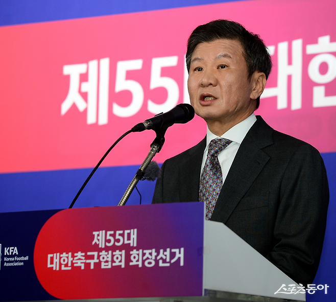 정몽규 KFA 회장이 2월 26일 서울 신문로 축구회관에서 열린 제55대 KFA 회장 선거에서 당선된 뒤 소감을 밝히고 있다. 대한체육회의 인준 절차가 늦어져 산적한 축구계 현안을 하나하나 해결해야 한다.  스포츠동아DB