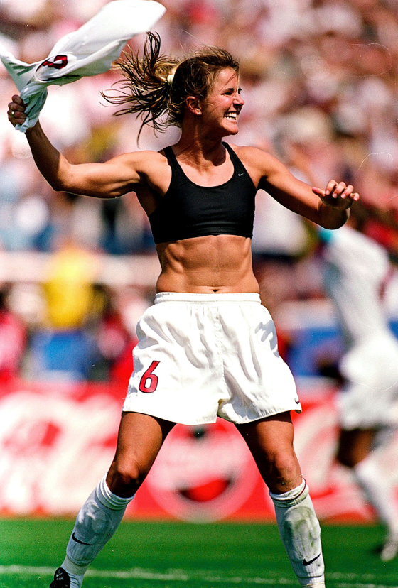 1999년 미국 여자축구대표팀 브랜디 채스테인은 중국과의 월드컵 결승전 승부차기에서 골을 넣은 뒤 상의를 벗고 검은색 스포츠 브라를 드러내며 환호하고 있다. 게티이미지