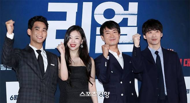 ‘리얼’에 참여한 배우 김수현(왼쪽부터), 고 설리, 조우진, 감독 이사랑. 연합뉴스