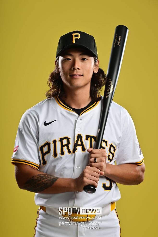 ▲ 배지환은 스프링캠프에서 맹타를 발판 삼아 극적으로 개막 로스터에 승선했다. 30일(한국시간) 마이애미 말린스와 경기에서 시즌 첫 선발 출전 기회를 잡았다.