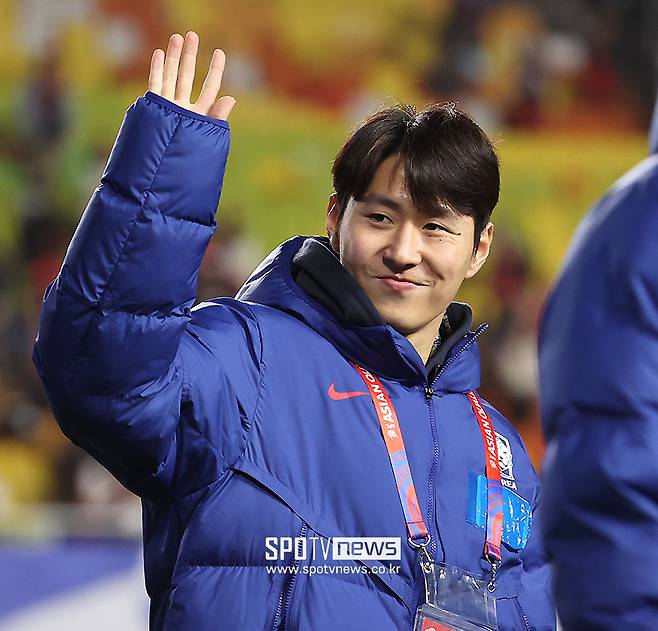 ▲ 2026 FIFA 북중미 월드컵 아시아 3차 예선 대한민국과 요르단의 경기가 25일 오후 수원월드컵경기장에서 열렸다. 소집해제된 이강인도 경기장을 찾아 홍명보호를 응원했다. 경기가 끝난 후에는 그라운드로 내려와 팬들을 바라보며 인사를 하고 있다.&nbsp;&nbsp;ⓒ곽혜미 기자