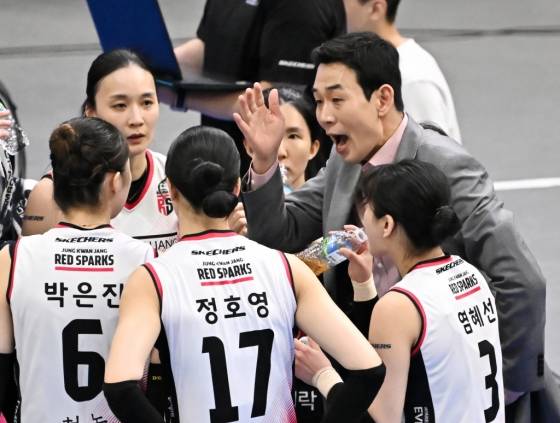 고희진(오른쪽) 정관장 감독이 선수들에게 전술을 지시하고 있다. /사진=한국배구연맹(KOVO) 제공