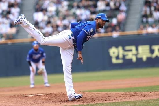 삼성 라이온즈가 30일 잠실 두산전에서 선발 투수 레예스의 복귀승과 구자욱의 결승타로 주말 위닝시리즈를 달성했다. 삼성 라이온즈