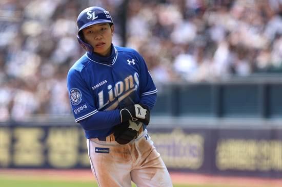 삼성 라이온즈가 30일 잠실 두산전에서 선발 투수 레예스의 복귀승과 구자욱의 결승타로 주말 위닝시리즈를 달성했다. 삼성 라이온즈