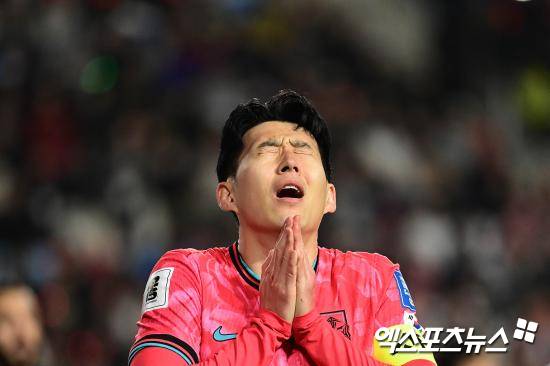 일부 팬들이 손흥민의 사회관계망서비스(SNS)에 댓글로 경북 지역 산불 피해 기부를 하라는 식으로 악플을 달기 시작했다. 일부 커뮤니티에서는 유명인 산불 기부 명단을 만들고 이른바 '기부 강요'를 하는 분위기를 만들어 눈쌀을 찌뿌리게 하고 있다. 엑스포츠뉴스DB