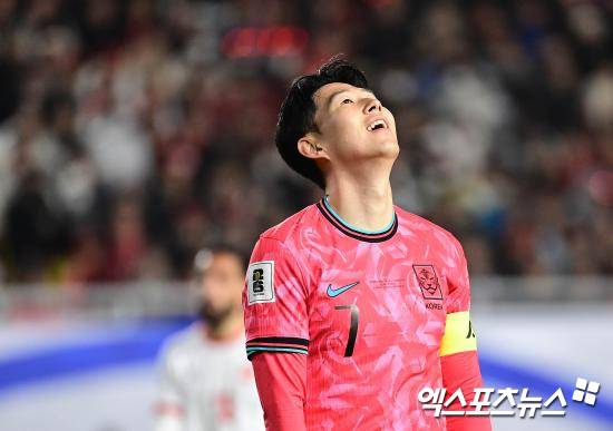 일부 팬들이 손흥민의 사회관계망서비스(SNS)에 댓글로 경북 지역 산불 피해 기부를 하라는 식으로 악플을 달기 시작했다. 일부 커뮤니티에서는 유명인 산불 기부 명단을 만들고 이른바 '기부 강요'를 하는 분위기를 만들어 눈쌀을 찌뿌리게 하고 있다. 엑스포츠뉴스DB