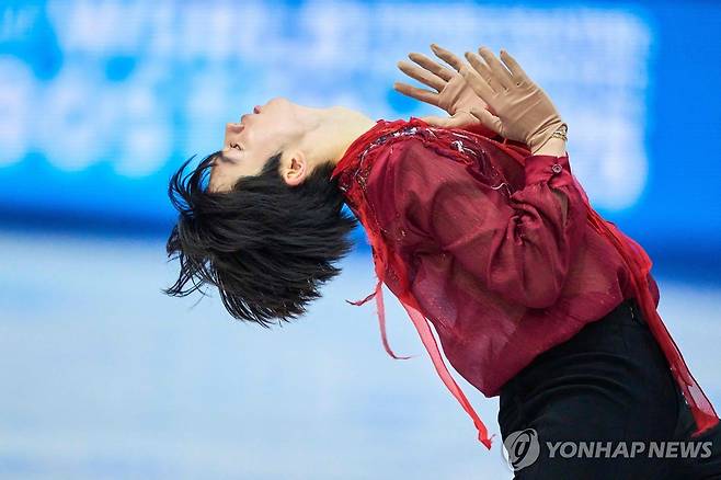 연기 펼치는 차준환 피겨 스케이팅 차준환이 30일(한국시간) 미국 매사추세츠주 보스턴 TD가든에서 열린 2025 국제빙상경기연맹(ISU) 피겨 스케이팅 남자 싱글 프리 스케이팅에서 연기를 펼치고 있다. [AFP=연합뉴스]