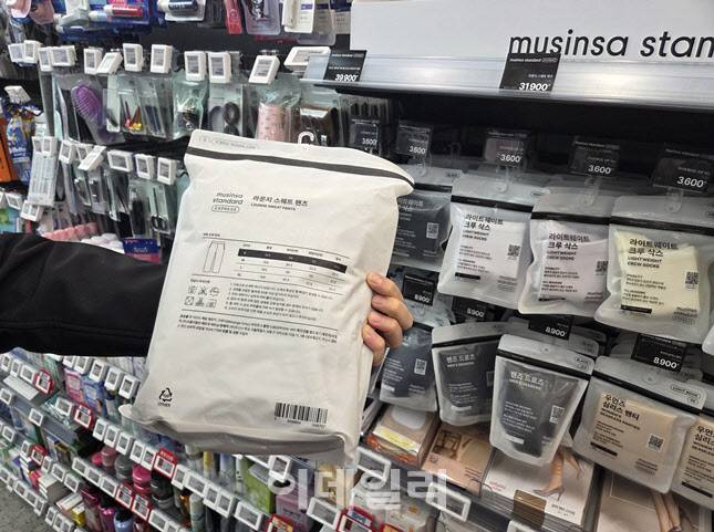 제품은 비닐팩에 보장되어 있어서 오염 등 우려가 없다. 앞면에는 무신사 스탠다드 브랜드숍으로 연결되는 QR코드가 있다. (사진=한전진 기자)