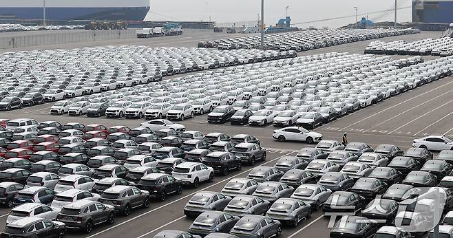 27일 경기도 평택시 포승읍 평택항 자동차전용부두에 수출용 차량들이 세워져 있다. 도널드 트럼프 미국 대통령은 26일(현지시간) 철강·알루미늄에 이어 미국에 수입되는 외국산 자동차에 대해 오는 4월 3일부터 25%의 관세를 부과하겠다고 공식 발표했다. 2025.3.27/뉴스1 ⓒ News1 오대일 기자