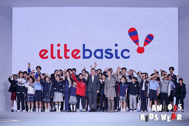 형지엘리트가 '2025 상하이 패션위크'의 '2025키즈웨어' 쇼에 참가했다. 사진은 최준호 대표이사(사진 중앙)와 모델들이 패션쇼 피날레에 선 모습.(형지엘리트제공)