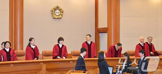 문형배 헌법재판소장 권한대행을 비롯한 헌법재판관들이 27일 서울 종로구 헌법재판소에서 열린 3월 헌법소원 심판 등 일반 사건 선고에 참석하고 있다. (공동취재) 2025.3.27/뉴스1 ⓒ News1 김성진 기자