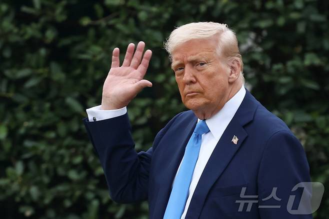 도널드 트럼프 미국 대통령이 지난 28일 미국 워싱턴DC 백악관에서 플로리다로 출발하기 전 손을 들어 보이고 있다. ⓒ 로이터=뉴스1 ⓒ News1 류정민 특파원