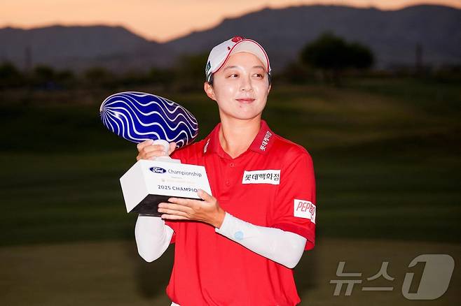김효주가 30일(현지시간) 애리조나주 챈들러의 월윈드 골프클럽에서 열린 LPGA 투어 포드 챔피언십서 연장 끝에 1년 6개월 만에 투어 통산 7승을 한 뒤 트로피를 들고 기뻐하고 있다. 2025.03.31 ⓒ AFP=뉴스1 ⓒ News1 우동명 기자
