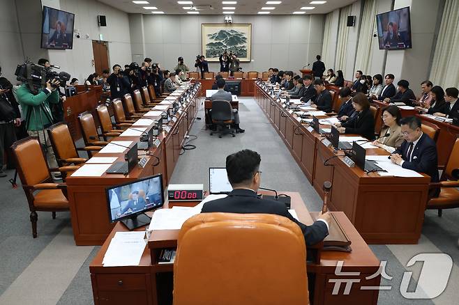 박찬대 국회 운영위원장이 31일 오후 서울 여의도 국회에서 열린 운영위원회 전체회의에서 헌법재판소 재판관 마은혁 임명 촉구 결의안을 의결하고 있다. 이날 국민의힘 의원들은 운영위 전체회의에 불참했다. 2025.3.31/뉴스1 ⓒ News1 이광호 기자
